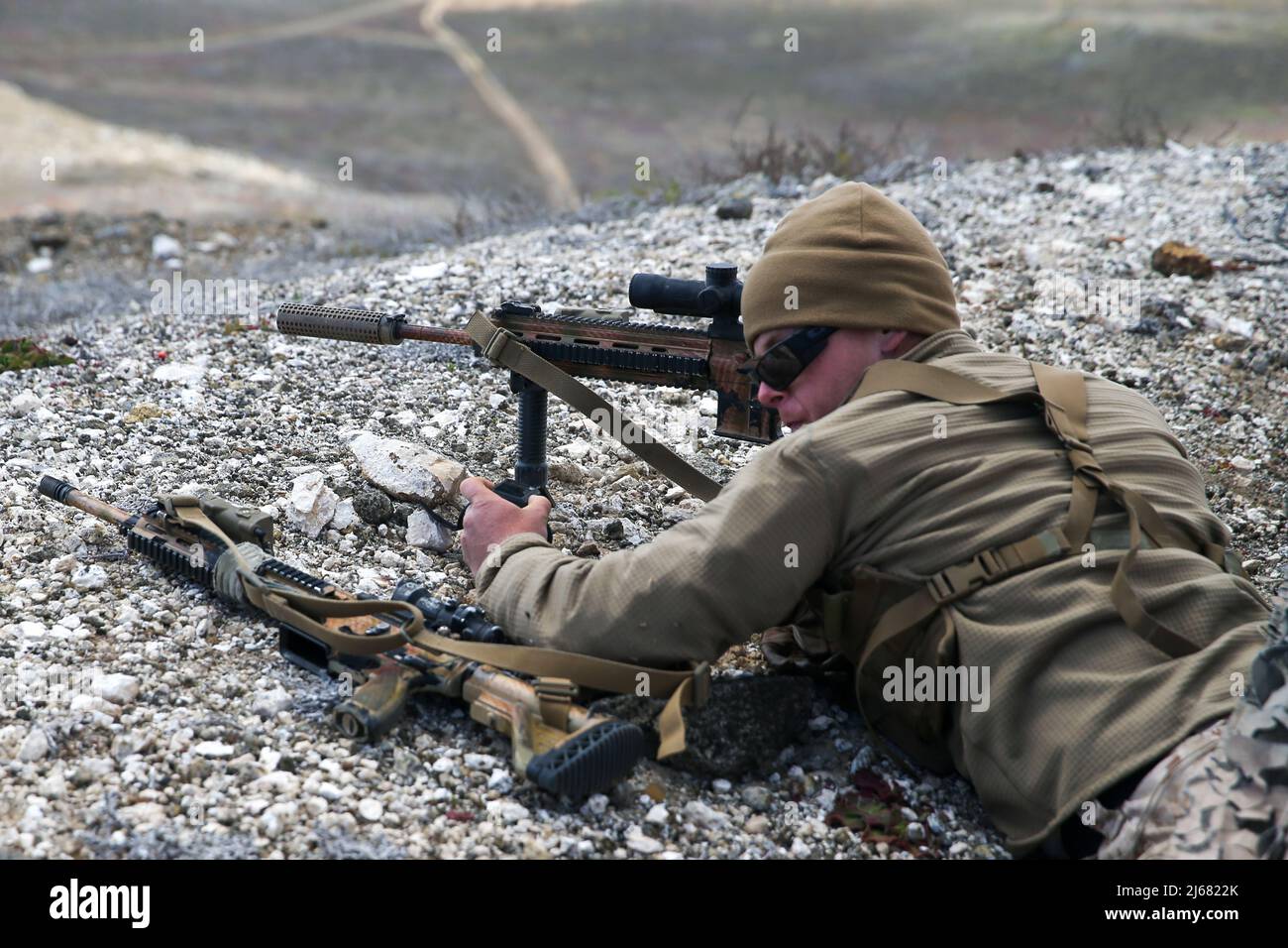 U.S. Marine Corps 1. LT. Michael Carreiro, gebürtiger aus Pittsboro, North Carolina, und Infanterieoffizier mit 1. Bataillon, 2D Marine Regiment, 2D Marine Division (MARDIV), bietet Sicherheit während des Weapons and Tactics Instructor (WTI) Course 2-22 auf San Clemente Island, Kalifornien, 22. April 2022. WTI ist eine siebenwöchige Trainingsveranstaltung, veranstaltet von Marine Aviation Weapons and Tactics Squadron One, die die Entwicklung von kleinen, aufgabenorganisierten Einheiten-Experimenten über alle Kampfkampffunktionen hinweg betont sowie die Fähigkeit des Bataillons verbessert, Kommando- und Kontrollfunktionen zu übernehmen, Feuerunterstützung zu leisten Stockfoto