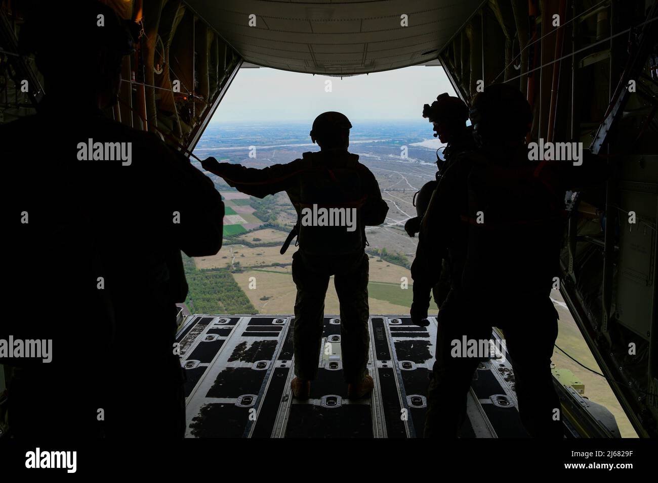 Jeffrey Harrigian, General der US-Luftwaffe in Europa und Kommandant der Air Forces Africa, bereitet sich auf einen statischen Sprung mit Mitgliedern der 57. Rescue Squadron während eines Besuchs auf der Aviano Air Base, Italien, am 21. April 2022 vor. Er hat Kampfeinsätze geflogen, um die Operationen Just Cause, Desert Storm und inhärente Entschlossenheit zu unterstützen. Harrigian ist ein Kommandopilot mit mehr als 4.100 Stunden in den Flugzeugen F-22, F-15C, A/OA-37 und MQ-1. (USA Luftwaffe Foto von Senior Airman Brooke Moeder) Stockfoto