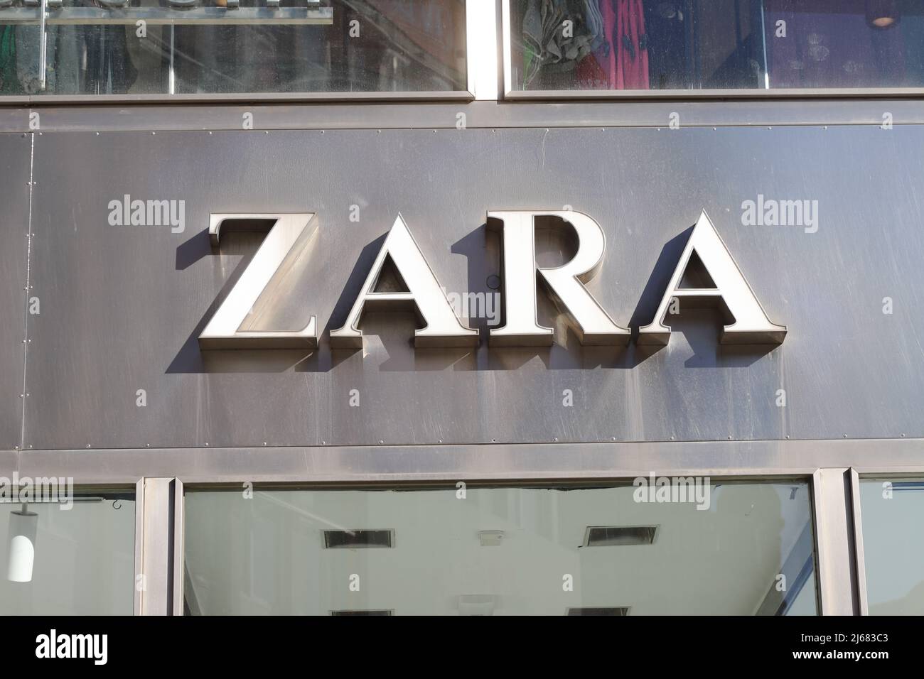 Stockholm, Schweden - 19. April 2022 Nahaufnahme des Modehauses Zara auf dem Stureplan Platz. Stockfoto