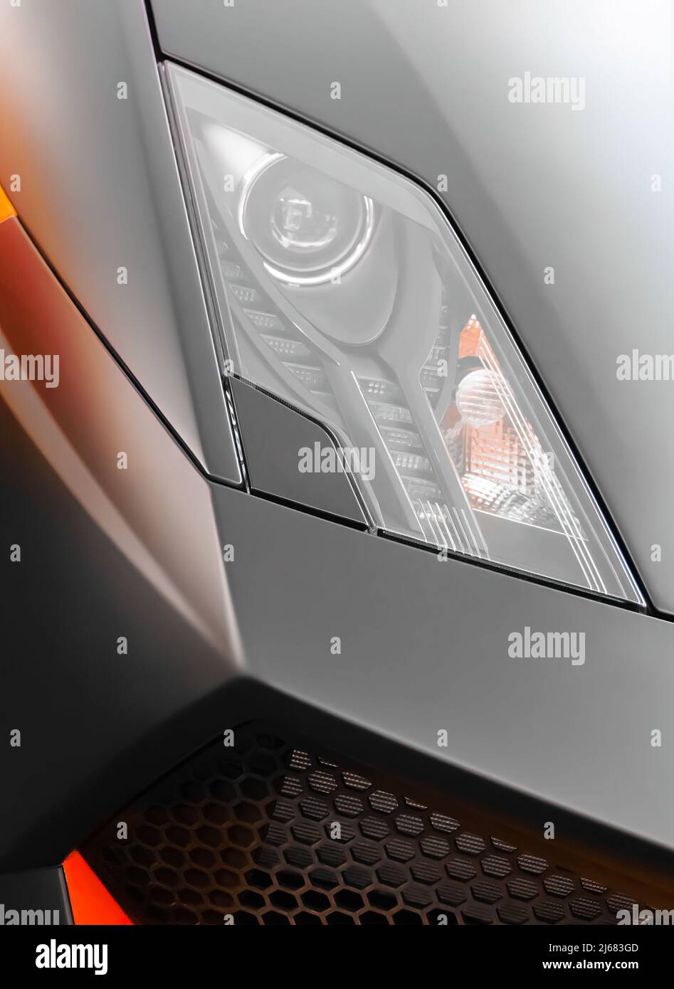 Schöne eckige Stirnlampe eines Lamborghini Gallardo, Nahaufnahme Detail Stockfoto