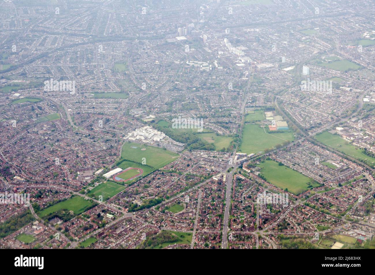 Luftaufnahme nach Süden über den Londoner Stadtteil Sutton mit dem Wahrzeichen St. Helier Hospital in der Mitte des Bildes, umgeben von Wohnhäusern Stockfoto