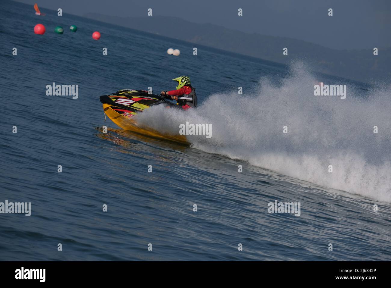 Jet Ski fliegt schnell und macht eine Wand aus Spritzern Stockfoto