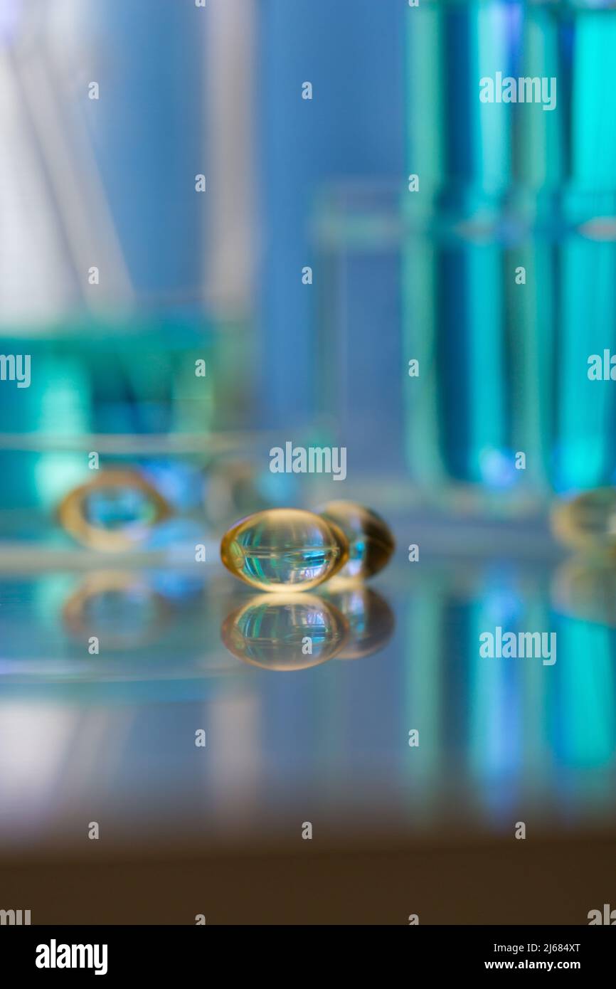 Weiche Kapseln sind auf dem Prüfstand für Arzneimittelbestandteile verstreut - Stock photo Stockfoto