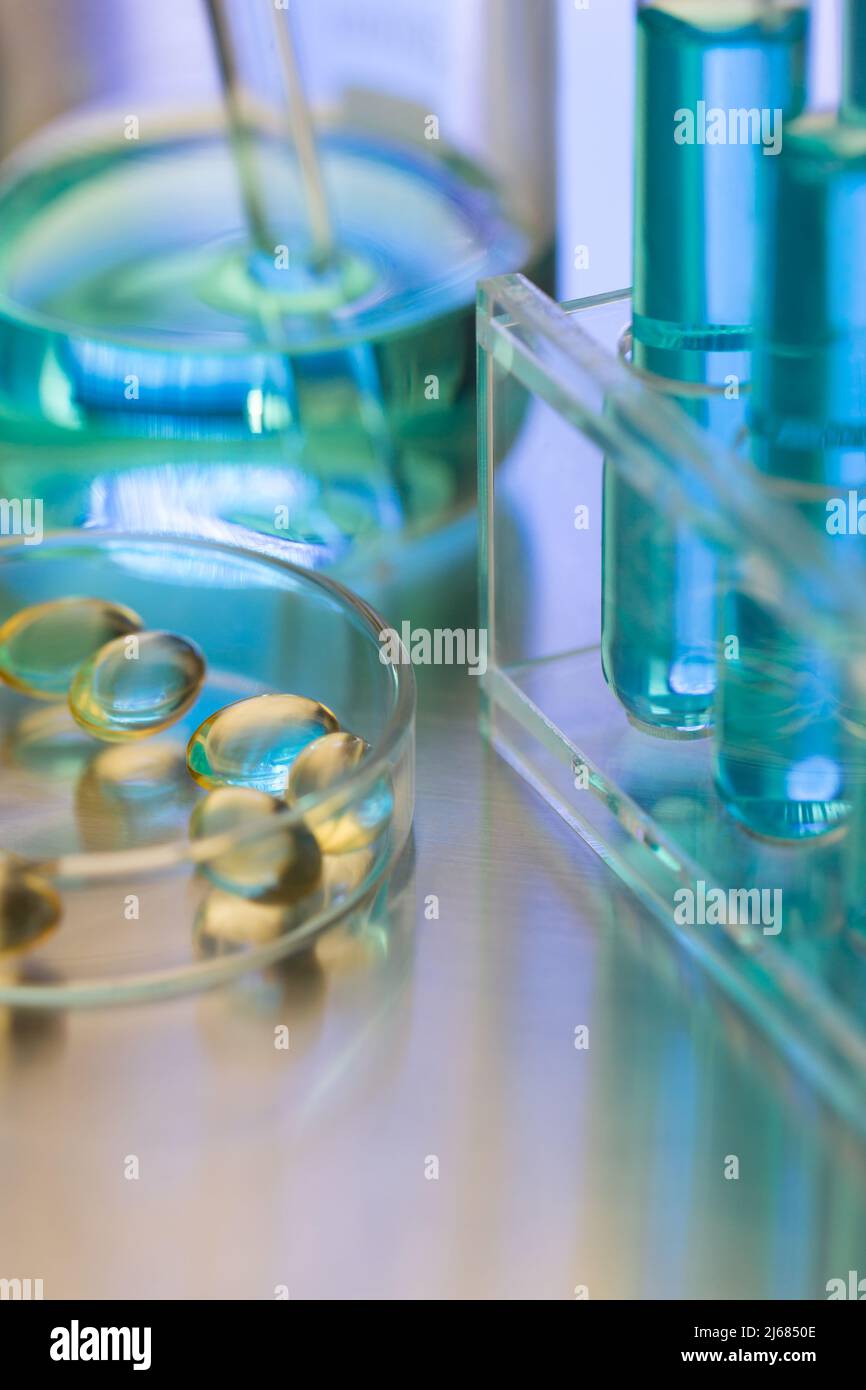 Glasschale mit weichen Kapseln in einem CHEMIELABOR - Stock Foto Stockfoto