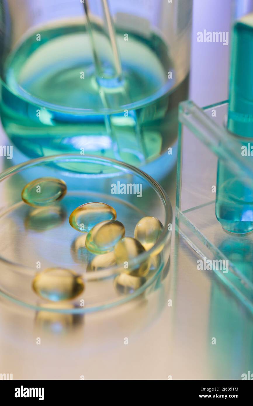 Glasschale mit weichen Kapseln in einem CHEMIELABOR - Stock Foto Stockfoto