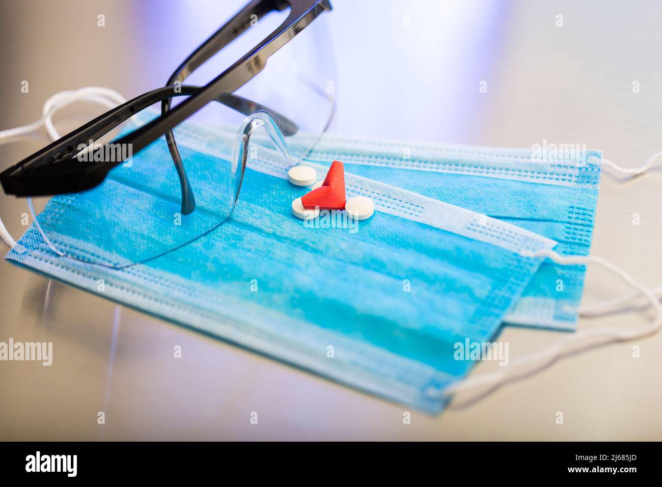 Rote herzförmige Origami, Einweg-Schutzmasken, Schutzbrillen, Medikamente, die Immunität zu verbessern - Stock Foto Stockfoto