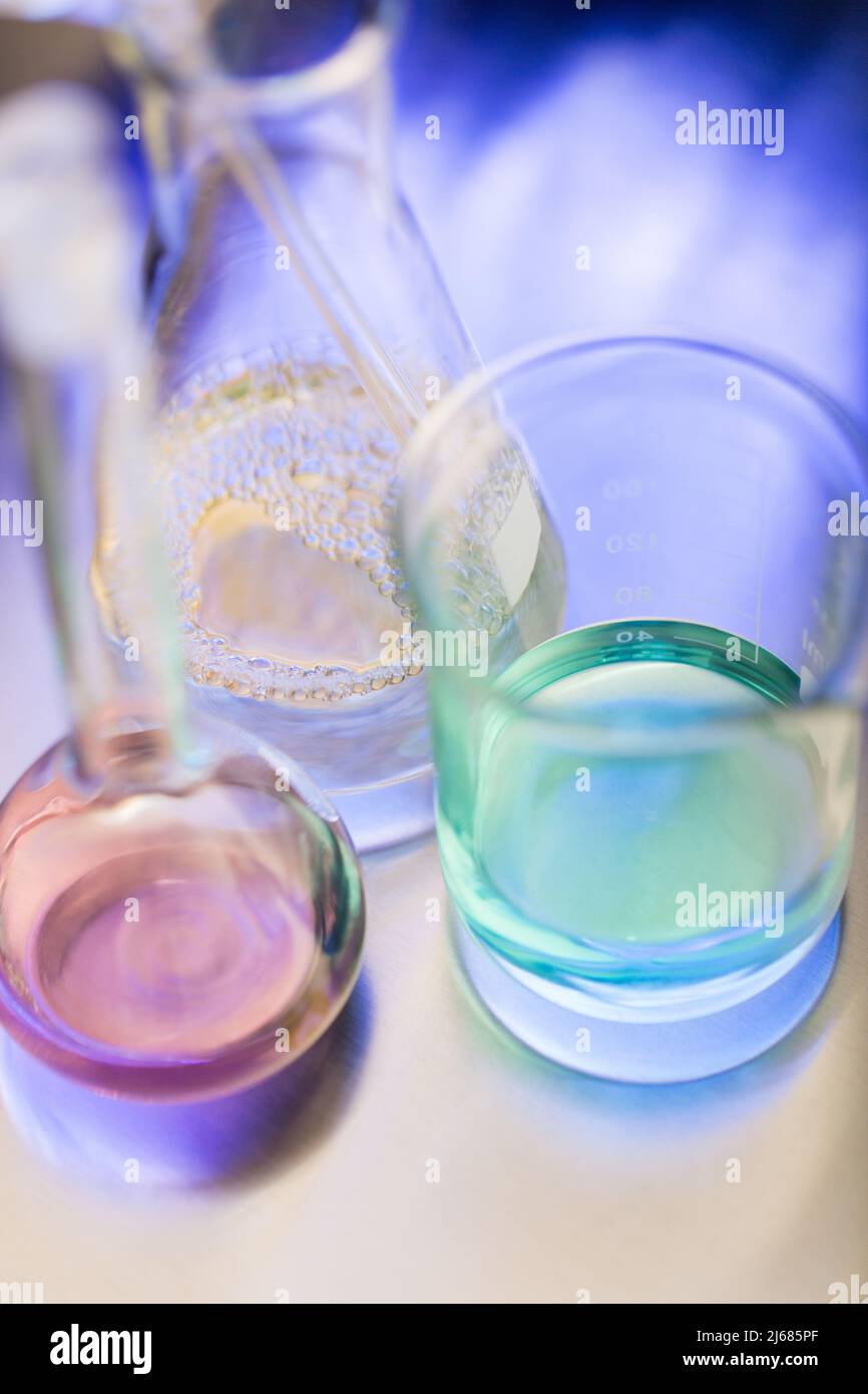 Gruppe von Objekt, gelb, rosa, blau und grün transparente Chemikalien - Stock Foto Stockfoto