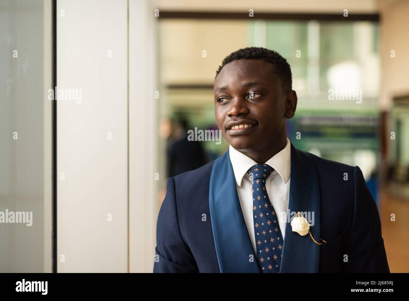 Porträt eines hübschen jungen afrikanischen Mannes in Anzug Stockfoto