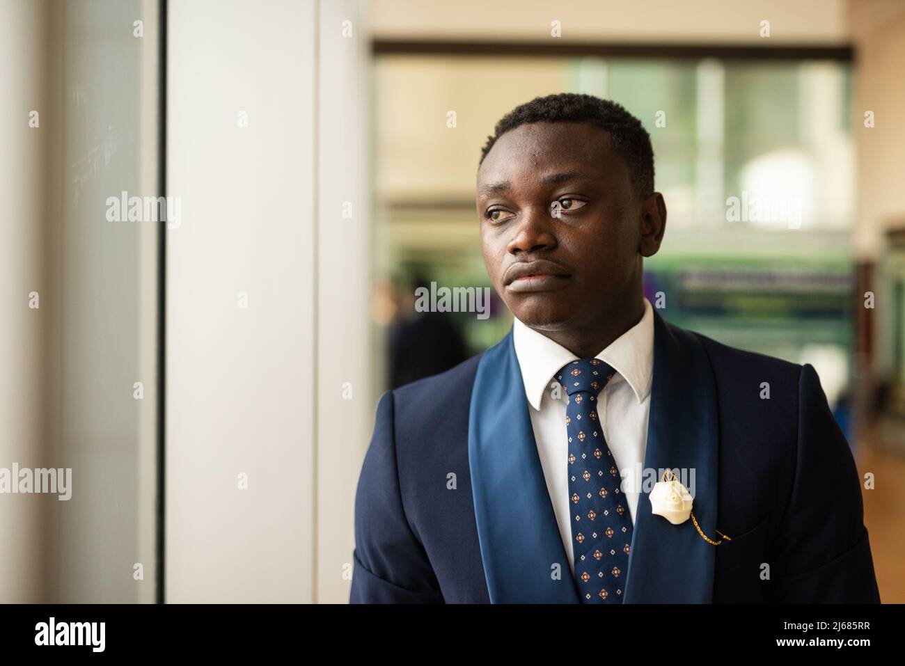 Porträt eines hübschen jungen afrikanischen Mannes in Anzug Stockfoto