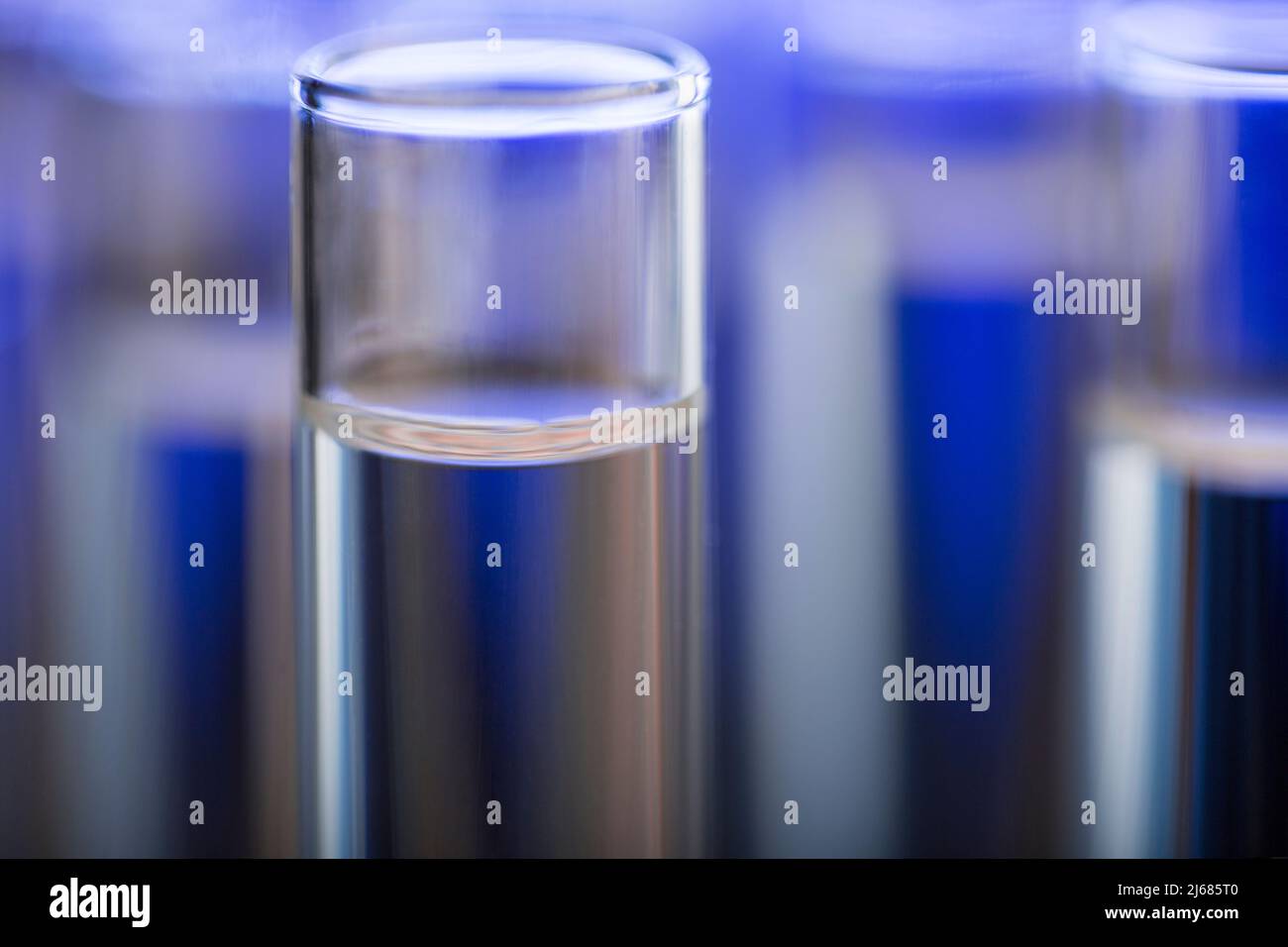 Ordentlich angeordnete Reagenzgläser mit klarem Reagenz im Chemielabor - Stock photo Stockfoto