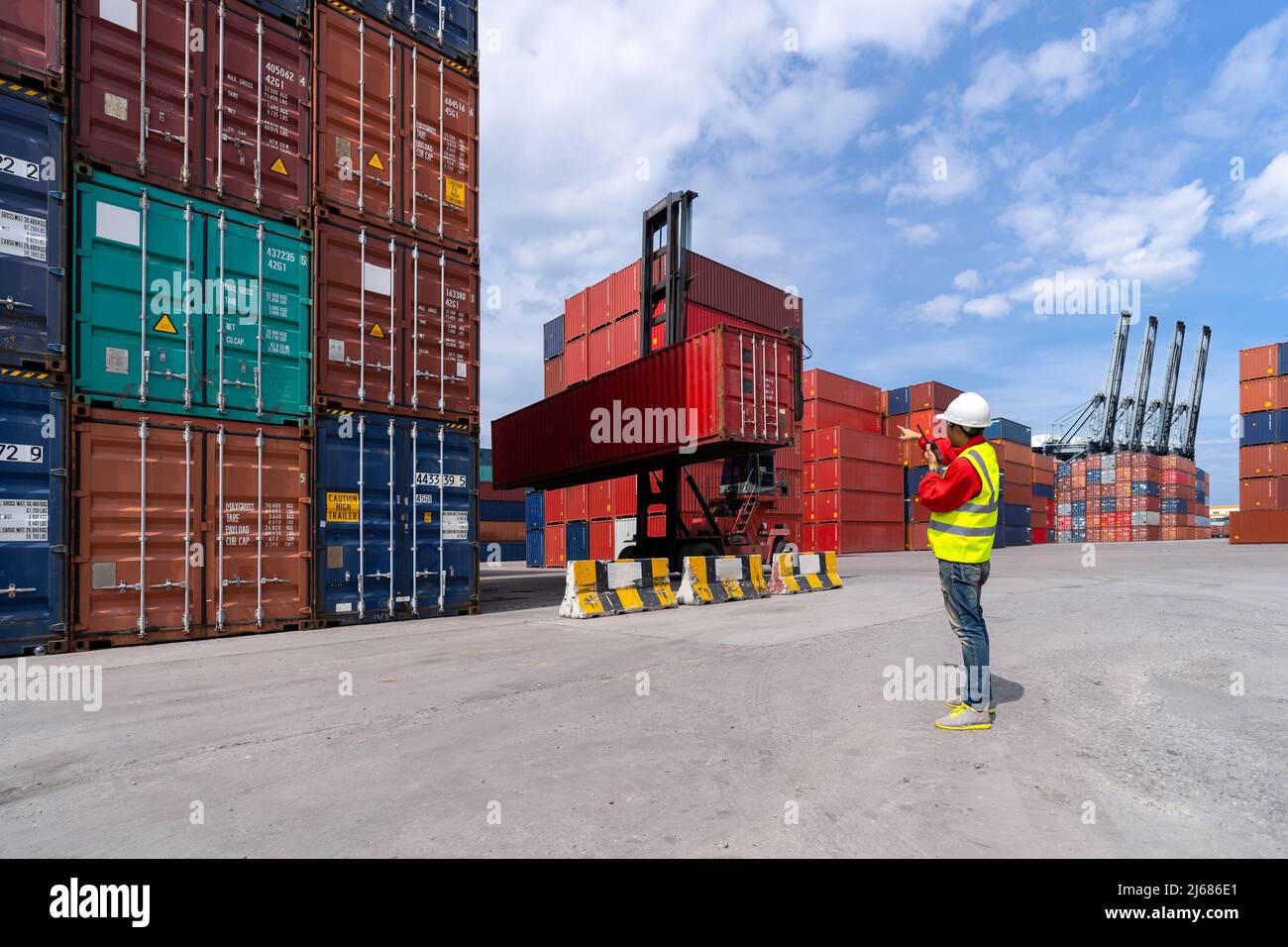 Foreman Steuerung laden Box Container Lkw für Logistik Import Export Hintergrund, Business Logistikkonzept, Import und Export Konzept Stockfoto