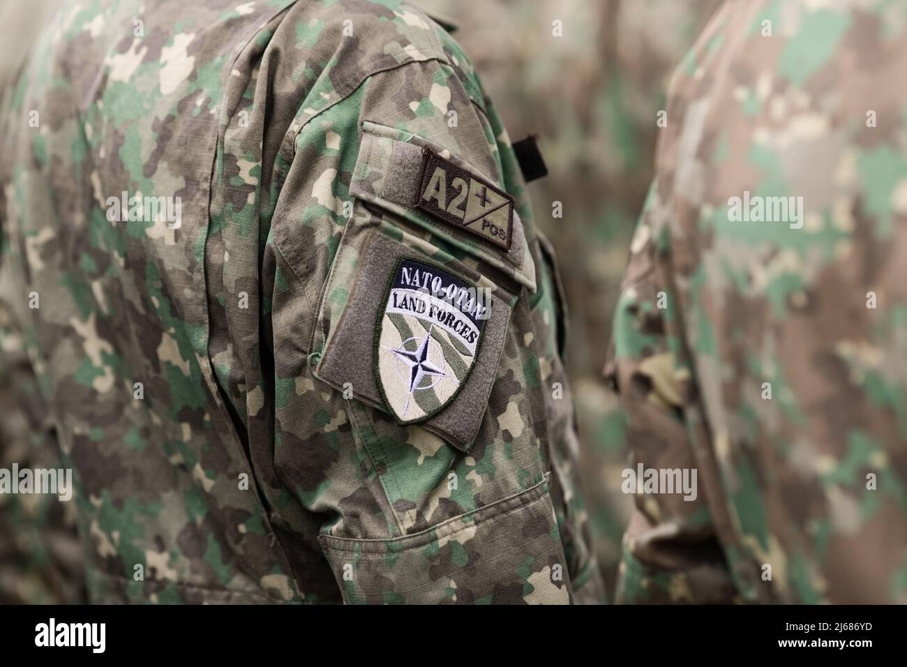 Bukarest, Rumänien - 28. April 2022: Geringe Tiefenschärfe mit einem rumänischen Soldaten NATO-Armband (brassard, Armreif). Stockfoto