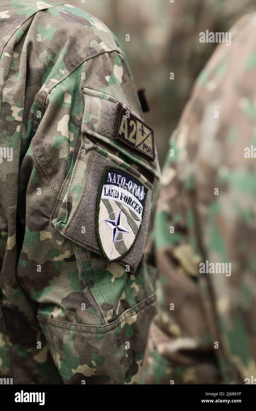 Bukarest, Rumänien - 28. April 2022: Geringe Tiefenschärfe mit einem rumänischen Soldaten NATO-Armband (brassard, Armreif). Stockfoto