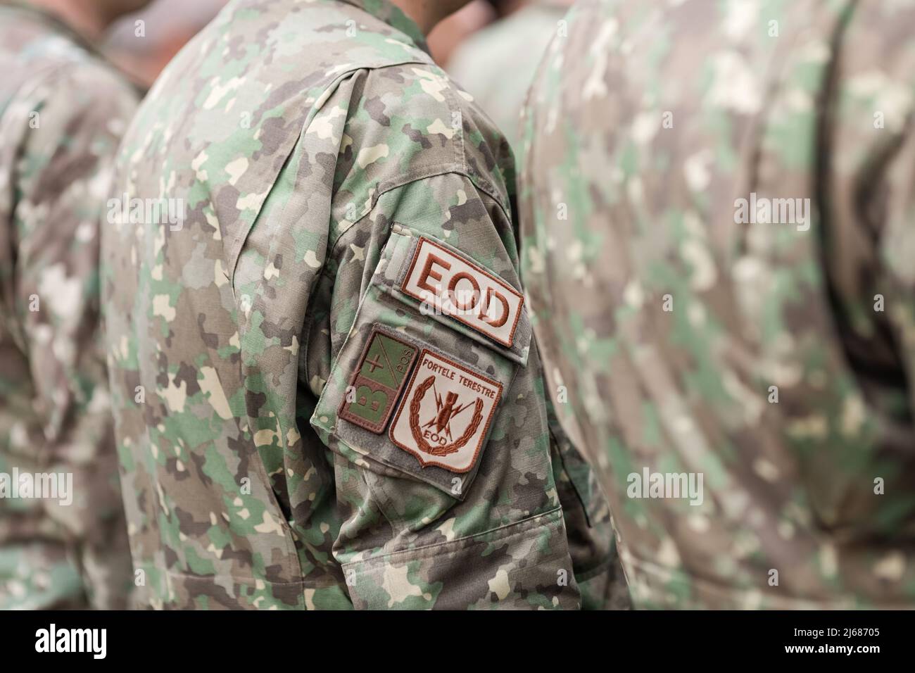 Bukarest, Rumänien - 28. April 2022: Geringe Tiefenschärfe mit einem EOD-Armband (brassard, Armreif) auf der Uniform eines rumänischen Soldaten. Stockfoto