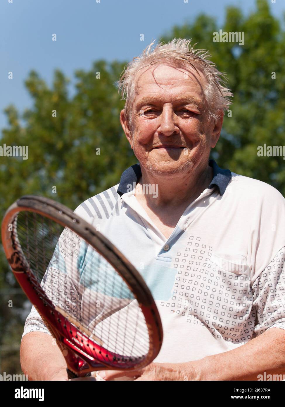 Porträt von 80-jährigen Männern nach dem Tennisturnier Stockfoto