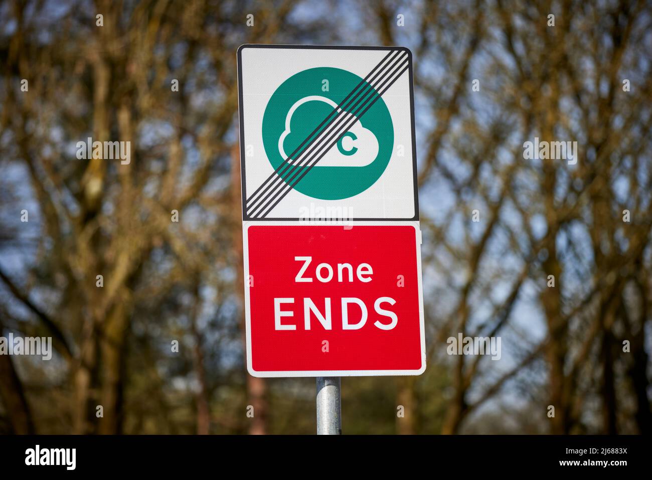 Die Einführung der Clean Air Zone im Großraum Manchester wurde verzögert, Schild „Zone Ends“ in Worsley in der Nähe der Autobahneinfahrt Stockfoto