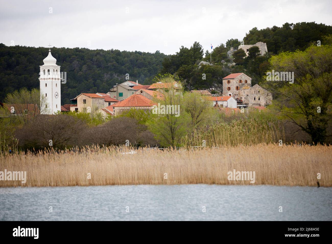 Skradin eine kleine Stadt in der Šibenik-Knin Grafschaft Kroatien, Glockenturm der Kirche von Mala Gospa Stockfoto