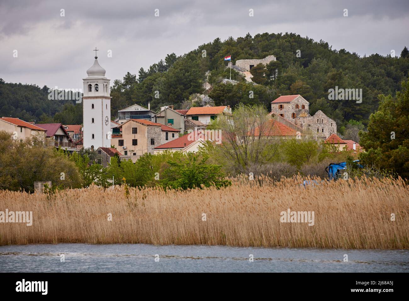 Skradin eine kleine Stadt in der Šibenik-Knin Grafschaft Kroatien, Glockenturm der Kirche von Mala Gospa Stockfoto