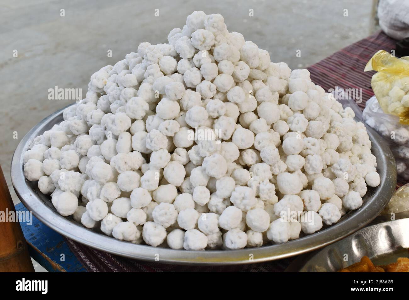 Mimosa Sugar Balls oder Nakul Dana, Sweet zu verkaufen in Dargah Shah Hazrat Abdul Lateef, Satthin, Sultanpur, Uttar Pradesh, Indien Stockfoto