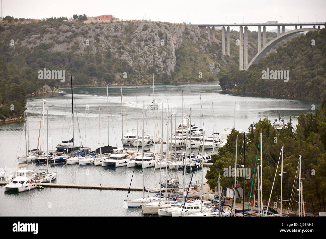 Skradin eine kleine Stadt in der kroatischen Gespanschaft Šibenik-Knin, der ACI Marina am Fluss Krka und der Krka-Brücke Stockfoto