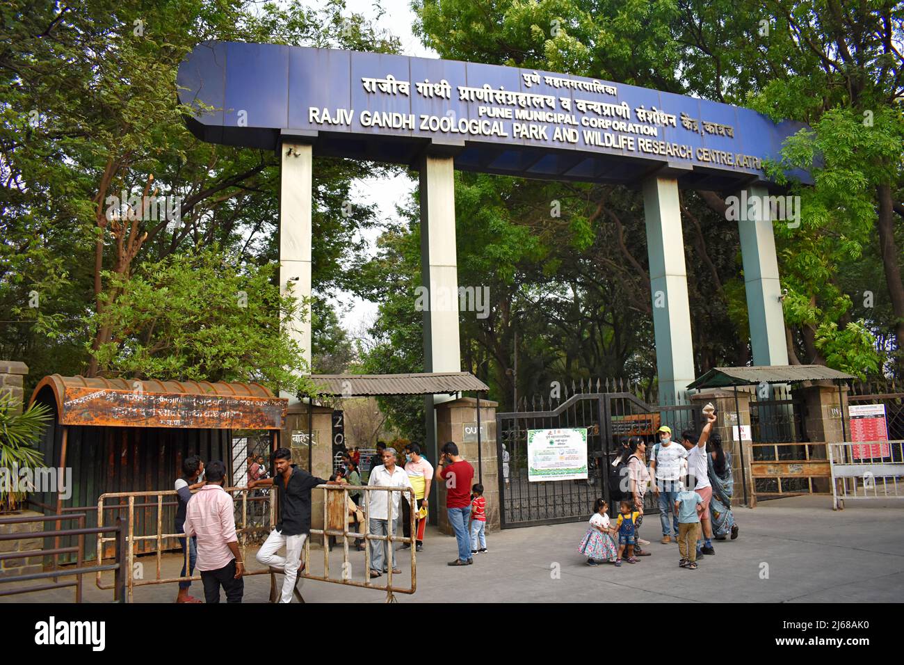 MAHARASHTRA, PUNE, KATRAJ, März 2022, Tourist am Eingang des Zoologischen Parks und Wildtierforschungszentrums Rajiv Gandhi Stockfoto