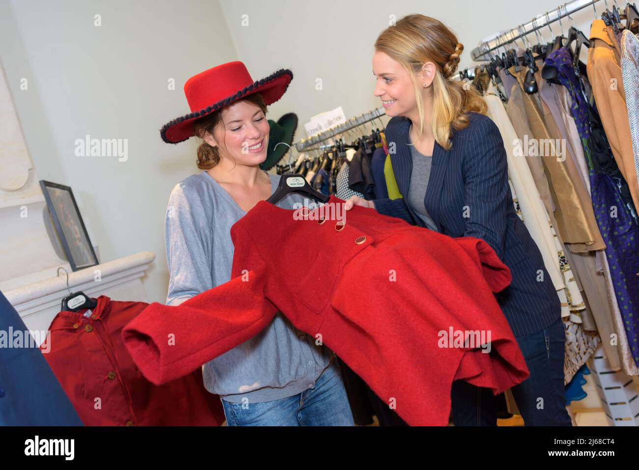 Frau in der Kostümabteilung mit mexikanischem Hut Stockfoto