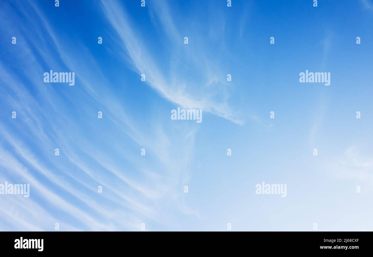 Blauer Himmel mit weißen Zirruswolken. Natürliche Hintergrund Foto Textur an sonnigen Tag aufgenommen Stockfoto