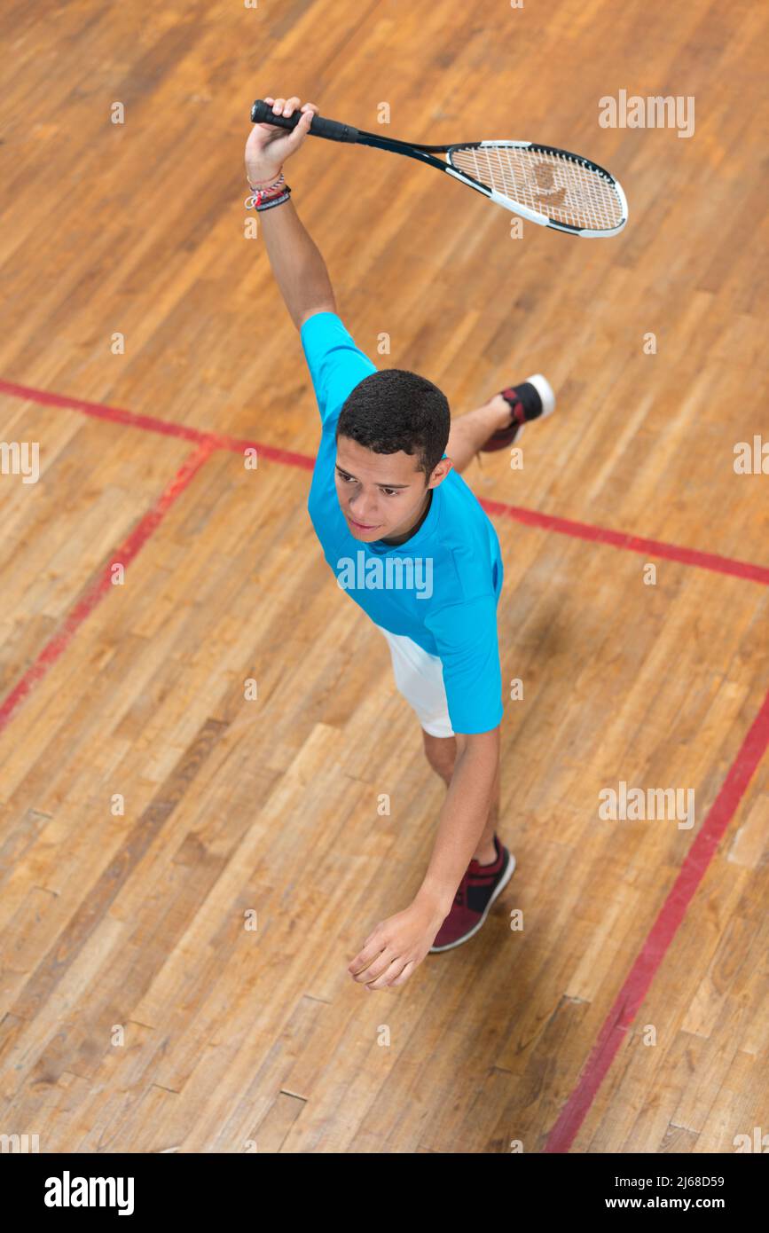 Man hatte einen guten Blick auf den jungen Mann, der Tennis spielte Stockfoto