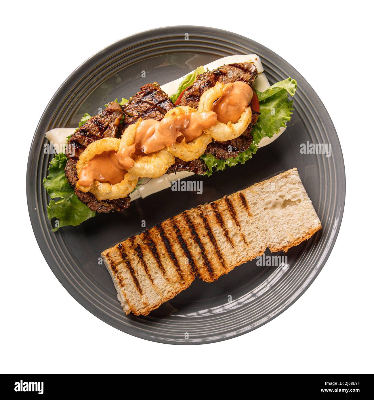 Isolierter Teller mit gebratenem Rindfleisch-Sandwich mit Zwiebeln Stockfoto