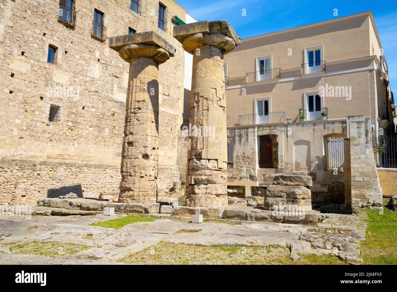 Dorische Säulen im archaischen griechischen Tempel, Taranto, Provinz Taranto, Region Apulien, Italien. Stockfoto