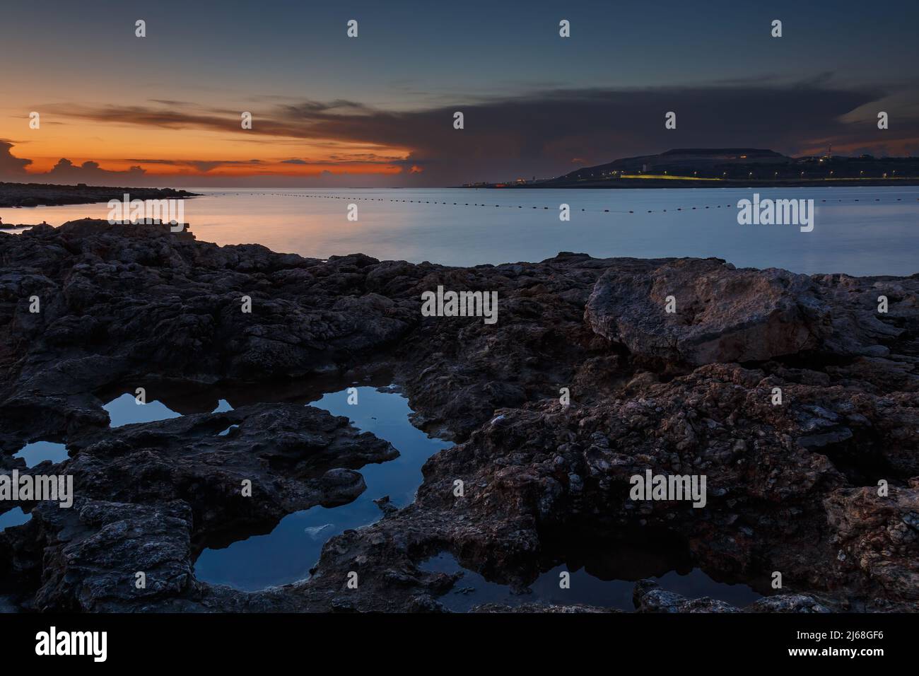 Eine Sequenz von Sonnenaufgangsbildern in der Qawra St Paul's Bay, Malta Stockfoto