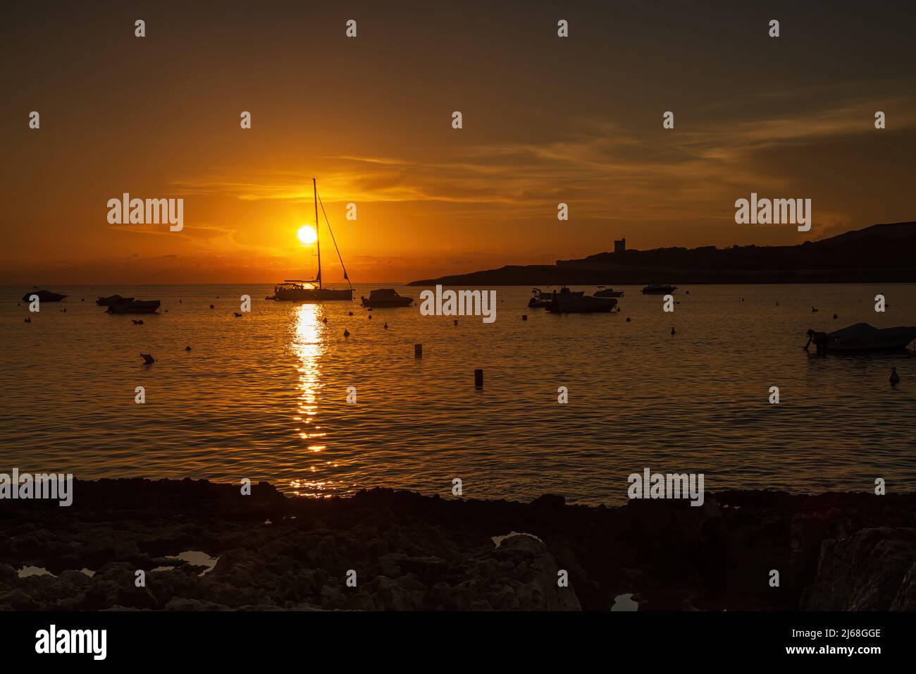 Eine Sequenz von Sonnenaufgangsbildern in der Qawra St Paul's Bay, Malta Stockfoto