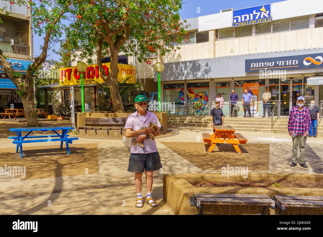 Haifa, Israel - 28. April 2022: Straßenszene mit Menschen, die wegen der Sirene still stehen, am jährlichen Holocaust-Gedenktag in Haifa, ISR Stockfoto