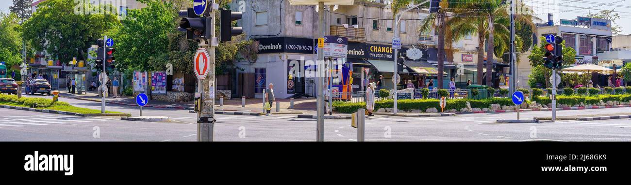Haifa, Israel - 28. April 2022: Straßenszene mit Menschen, die wegen der Sirene still stehen, am jährlichen Holocaust-Gedenktag in Haifa, ISR Stockfoto