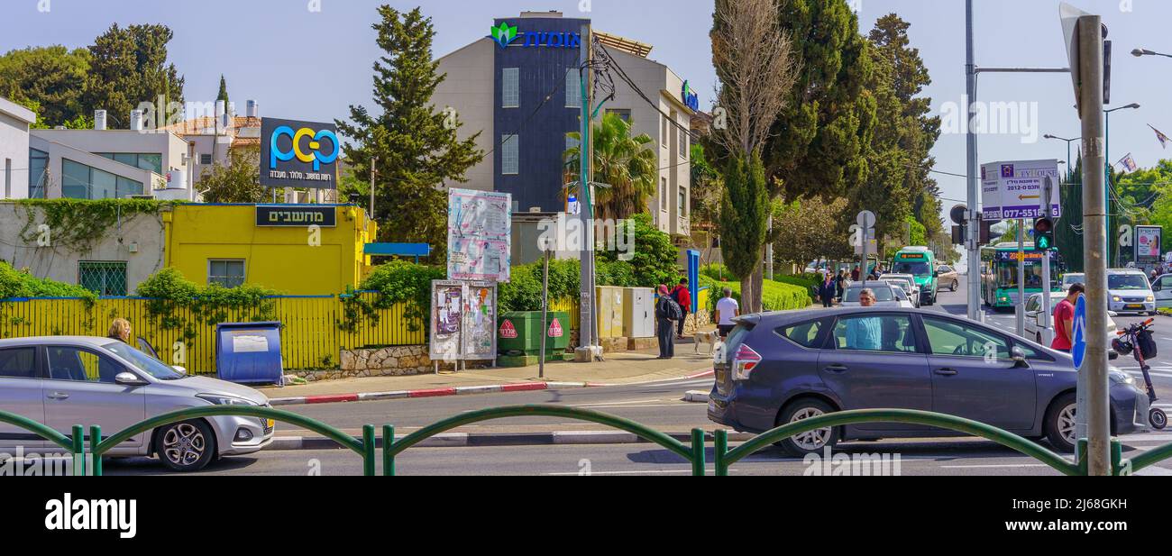 Haifa, Israel - 28. April 2022: Straßenszene mit Menschen, die wegen der Sirene still stehen, am jährlichen Holocaust-Gedenktag in Haifa, ISR Stockfoto