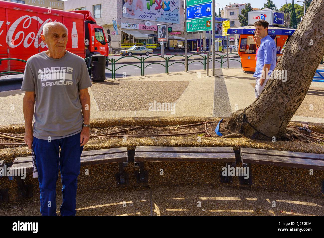 Haifa, Israel - 28. April 2022: Straßenszene mit Menschen, die wegen der Sirene still stehen, am jährlichen Holocaust-Gedenktag in Haifa, ISR Stockfoto
