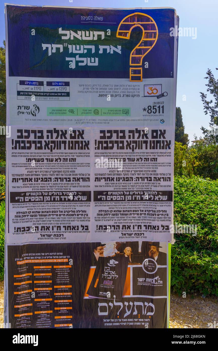 Haifa, Israel - 28. April 2022: Paschkevil-Plakate der orthodoxen jüdischen Gemeinde, die das Reisen mit dem Zug fördern und die Sicherheitsregeln des Zuges befolgen Stockfoto