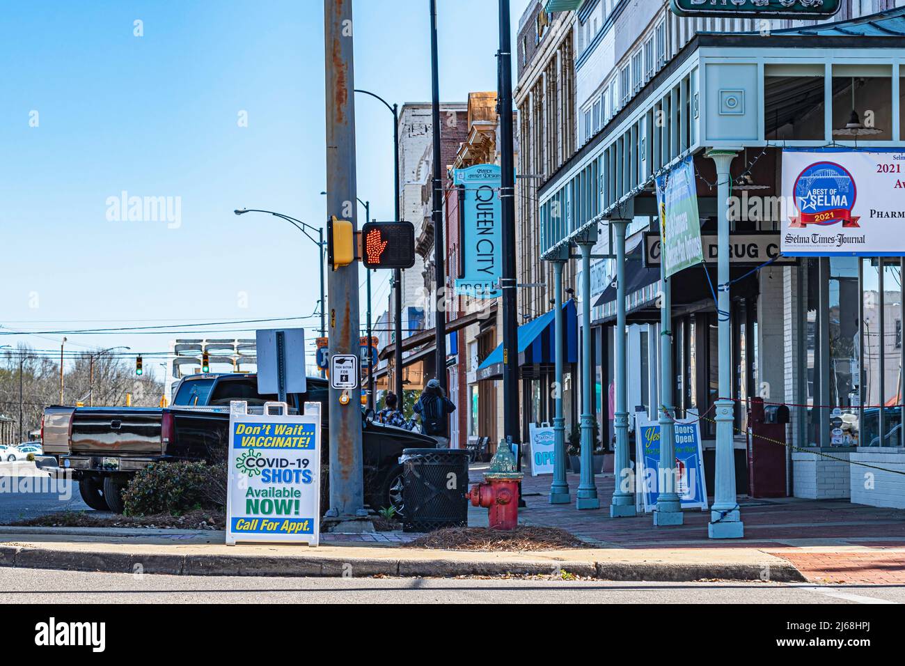 Selma, Alabama, USA-1. März 2022: Schild vor einem lokalen Drogeriegeschäft, das Covid-19-Impftermine in der Innenstadt von Selma anwirbt. Stockfoto
