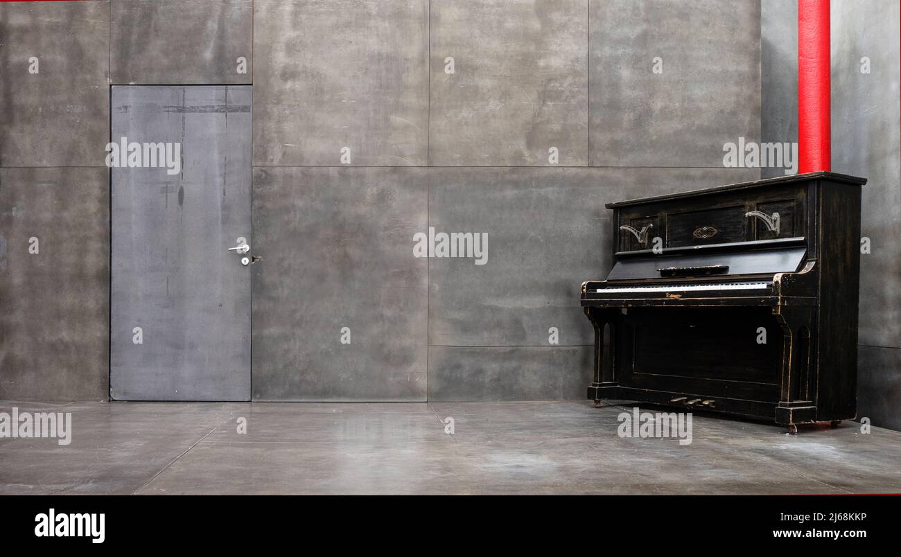 Ein Zimmer mit einem alten Klavier Stockfoto