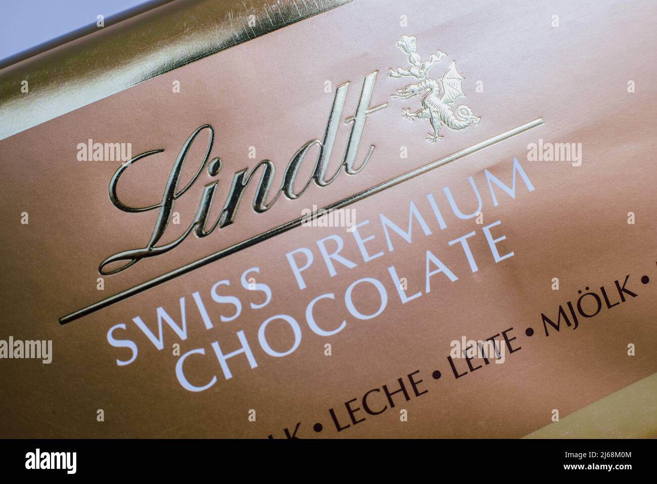 Valencia, spanien - 27. april 2022: Lindt-Schokolade mit europäischer Tradition in der Herstellung von Süßigkeiten mit hochwertigem Kakao. Stockfoto
