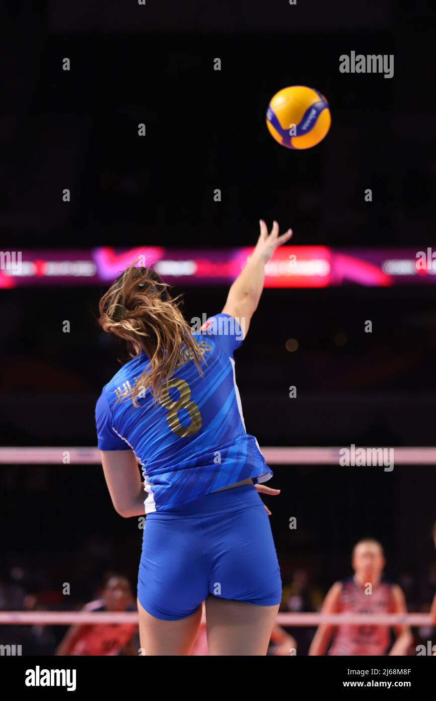 ANKARA, TÜRKEI - 18. DEZEMBER 2021: Julia Kudiess dient in Itambe Minas gegen Imoco Volley Conegliano Halbfinalspiel des FIVB Volleyball Womens Club WOR Stockfoto