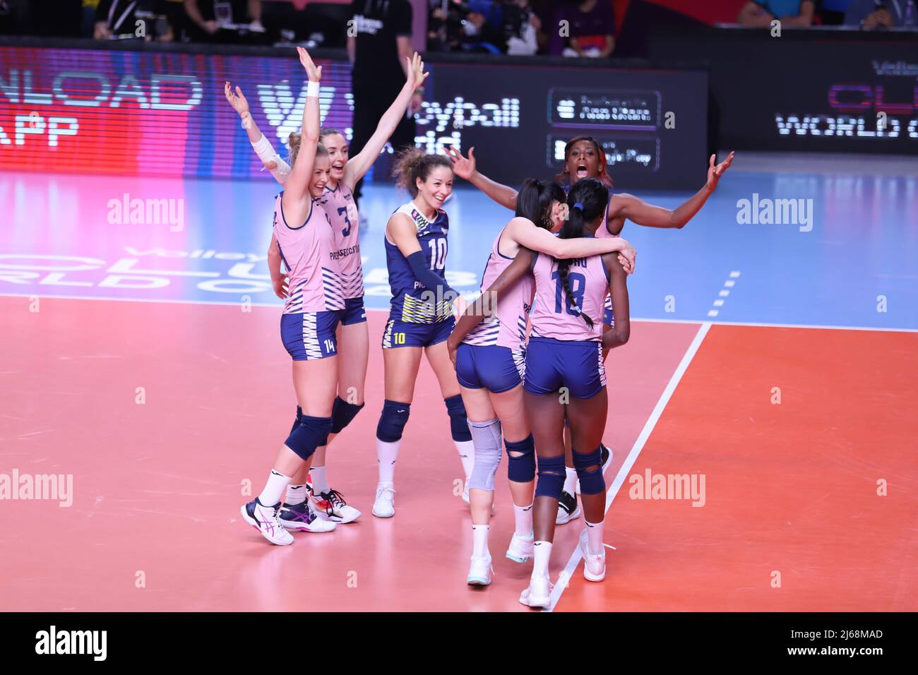 ANKARA, TÜRKEI - 18. DEZEMBER 2021: Imoco-Spieler feiern den Punktestand während des Halbfinalmatches der FIVB volle von Itambe Minas gegen Imoco Volley Conegliano Stockfoto