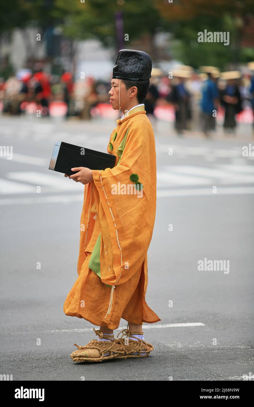 Kyoto, Japan - 22. Oktober 2007: Ein Hofadliger vom Prinz Konoe Tadahiro Gefolge in der traditionellen japanischen Kleidung und Tate-Eboshi schwarzen Hut. J Stockfoto