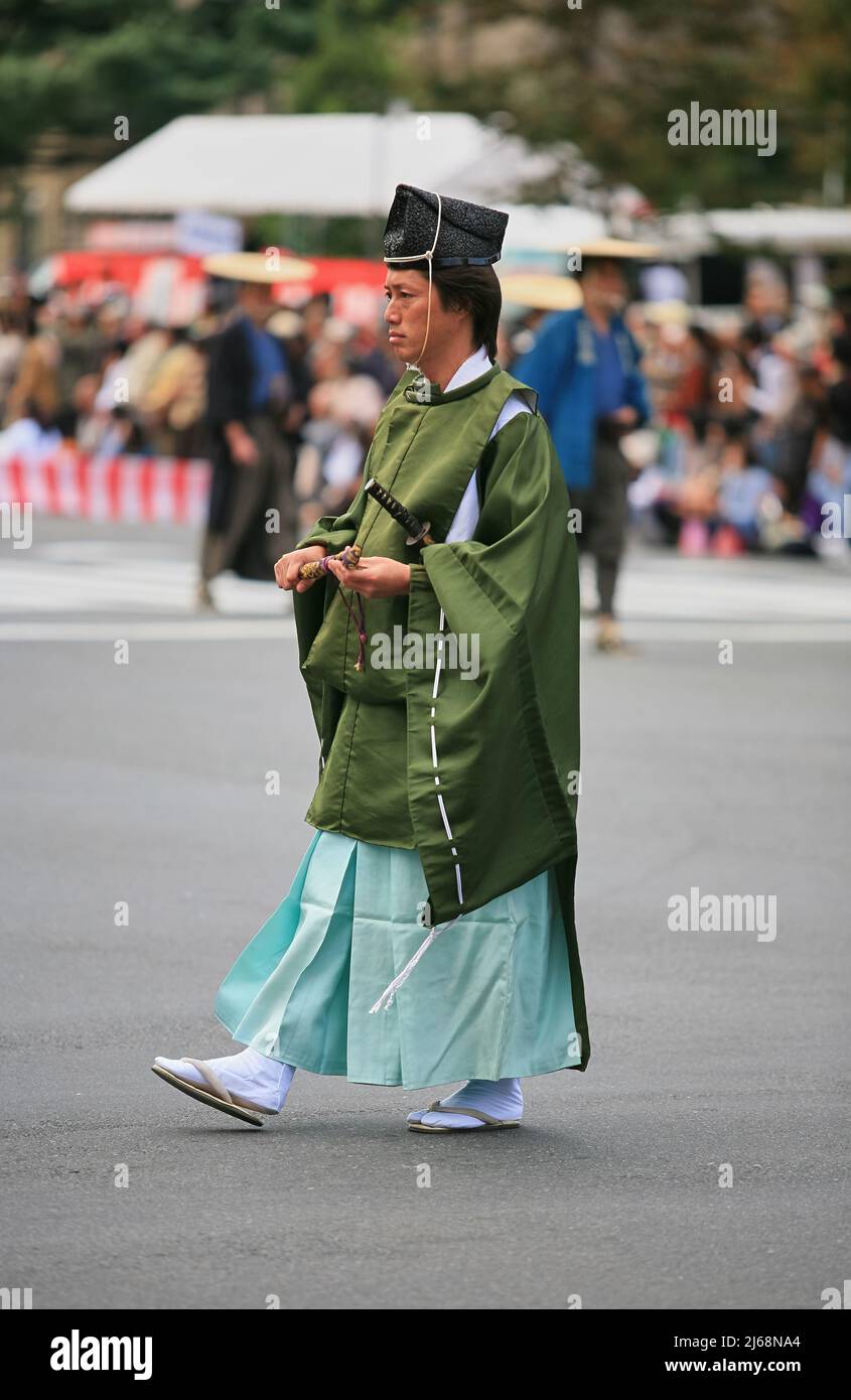 Kyoto, Japan - 22. Oktober 2007: Ein Hofadliger des Prinzen Konoe Tadahiro Gefolge in traditioneller japanischer Kleidung und schwarzem Kazaori-eboshi Hut Stockfoto