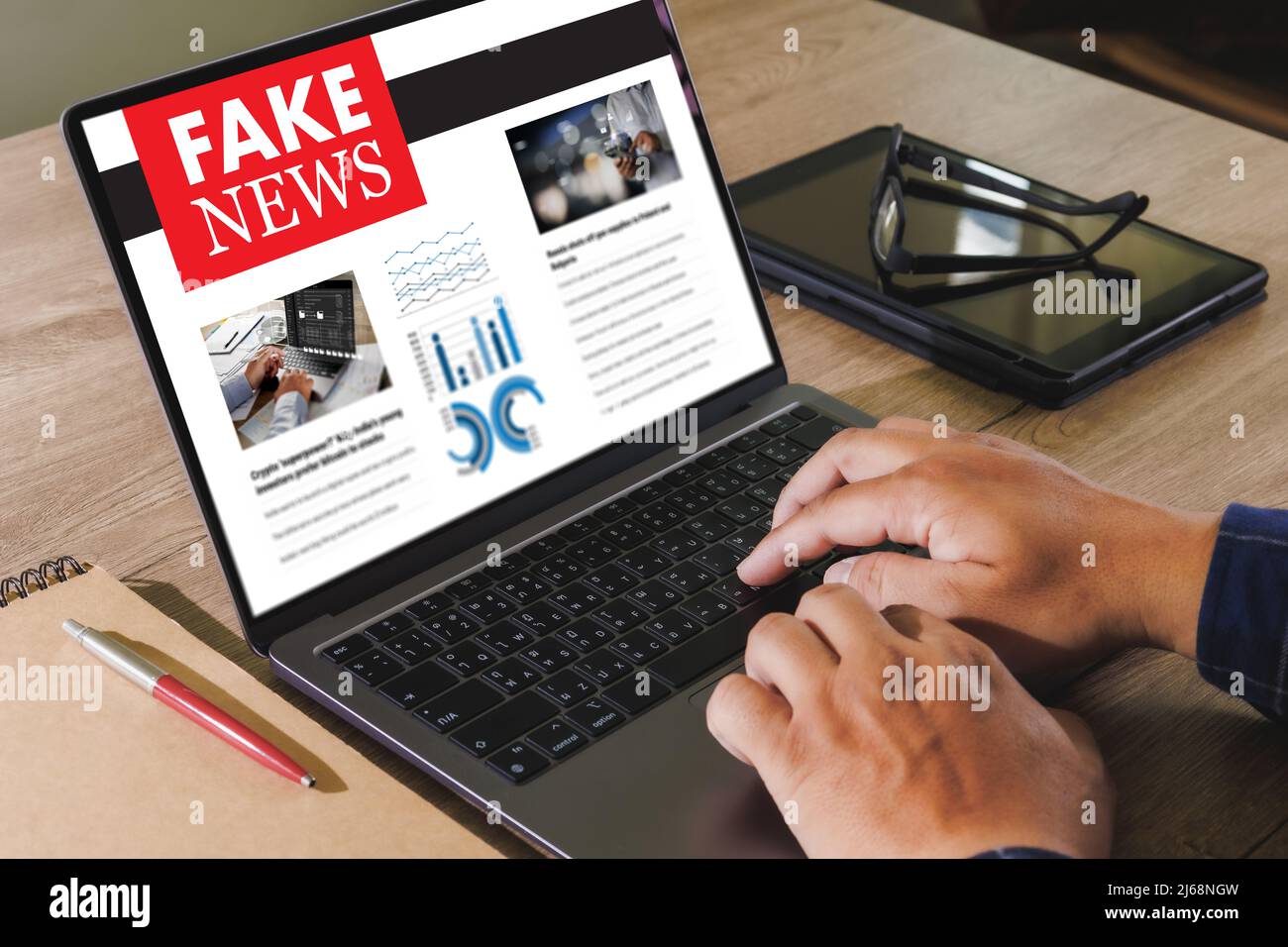 Nahaufnahme des Mannes, der gefälschte Nachrichten auf dem Smartphone-Bildschirm liest Anwendung Medientechnologie auf der Website Fake Zeitung Stockfoto