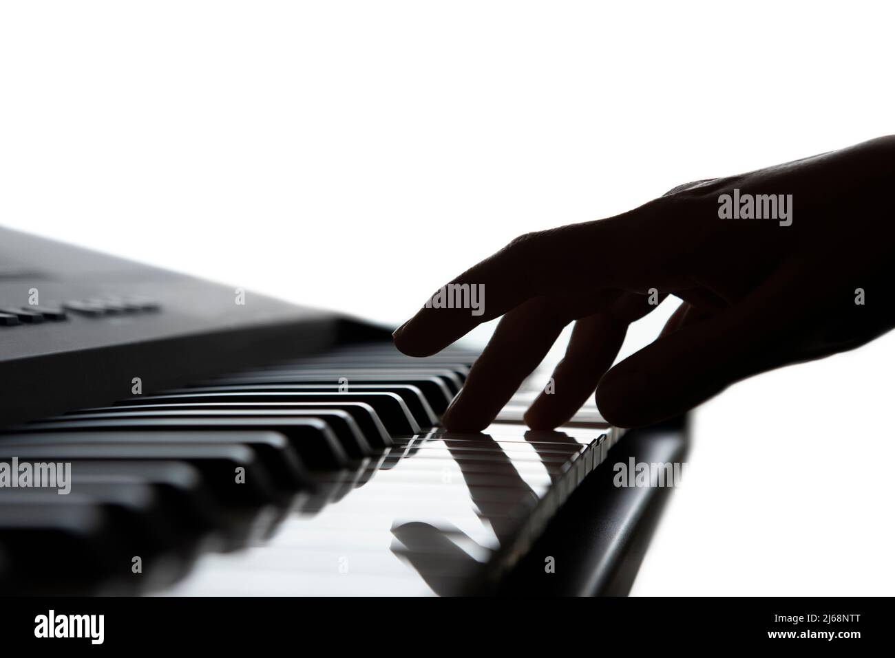 Silhouette einer Hand, die Klavier spielt, Konzept der Lehre, ein Musikinstrument online zu spielen Stockfoto