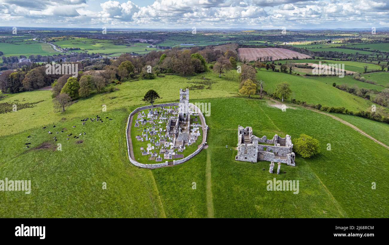 Luftaufnahme der Ruinen der Slane Abbey in der Grafschaft Meath Irland. Stockfoto