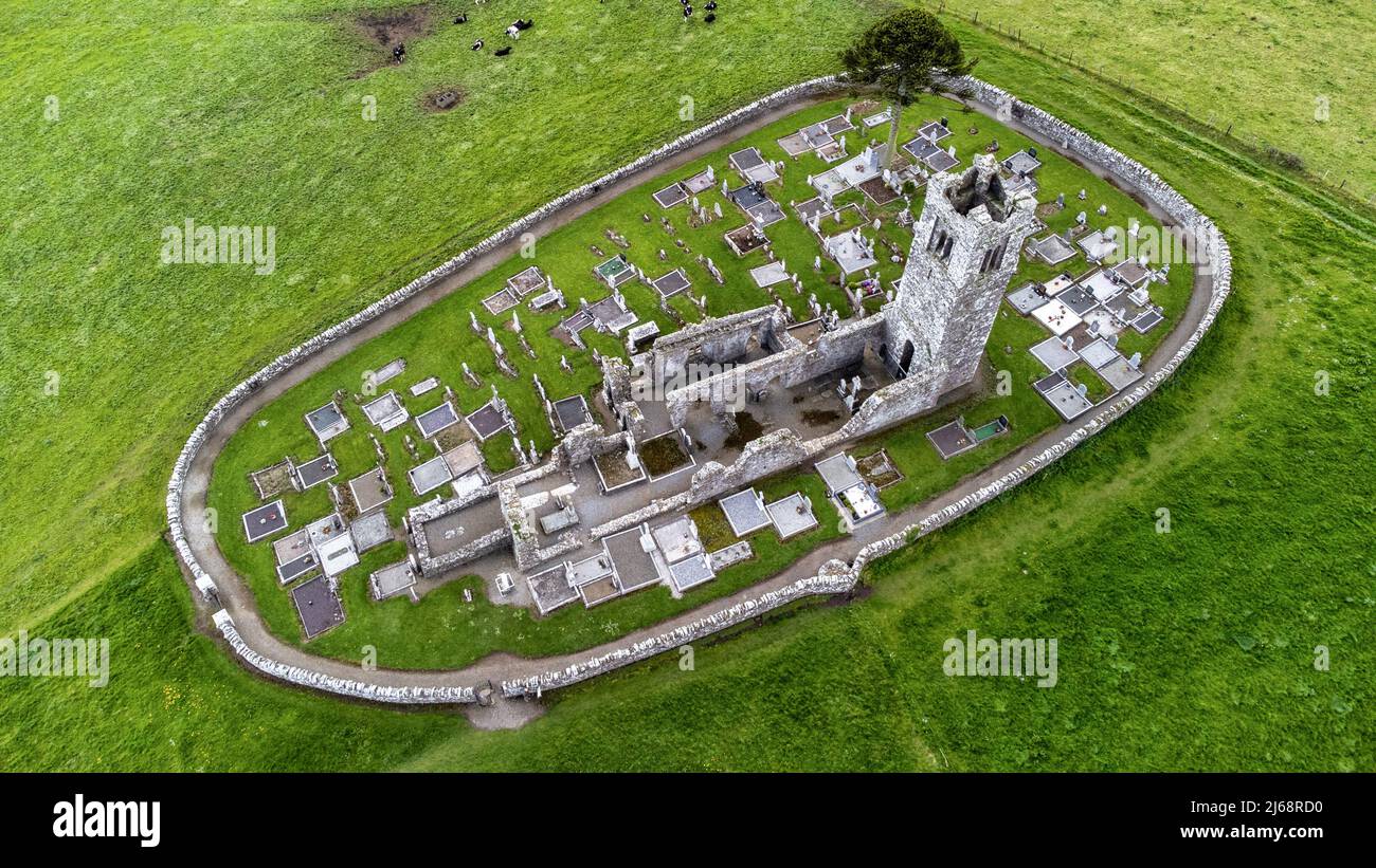 Luftaufnahme der Ruinen der Slane Abbey in der Grafschaft Meath Irland. Stockfoto