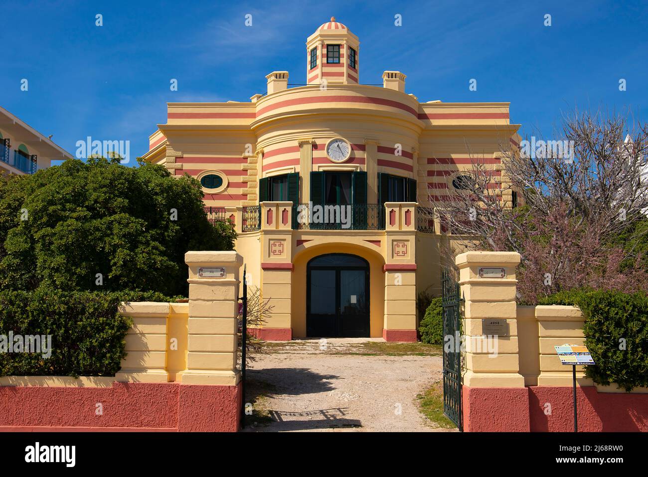 Villa La Meridiana entworfen vom Ingenieur Giuseppe Ruggieri. Santa Maria di Leuca, Salento, Apulien (Apulien), Italien. Dieser Name wurde gewählt, weil auf Stockfoto