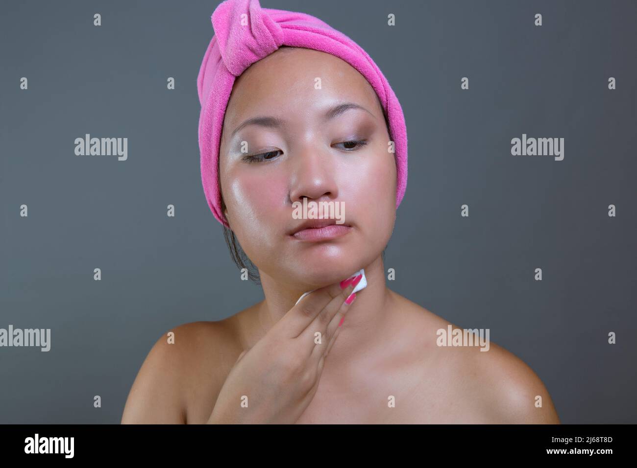 Schöne asiatische Ethnizität Frau Reinigung ihr Gesicht Stockfoto